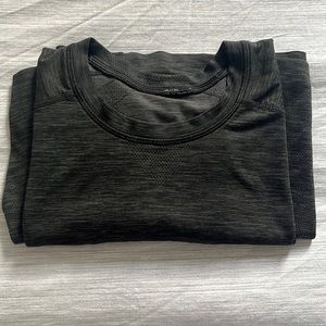 LIKE NEW LULULEMON METAL VENT SHORT SLEEVE SIZE LARGE